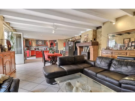 maison de caractère en pierres de 258 m2 + dépendances 100 m2