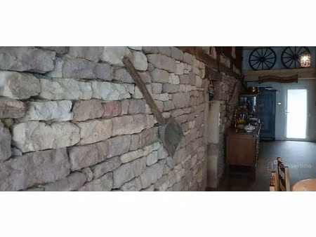 un espace atypique bluffant au coeur d'une ferme de caractère à la campagne.