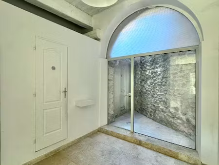 location locaux professionnels 23.5 m² à l'isle-sur-la-sorgue (84800)  680 €