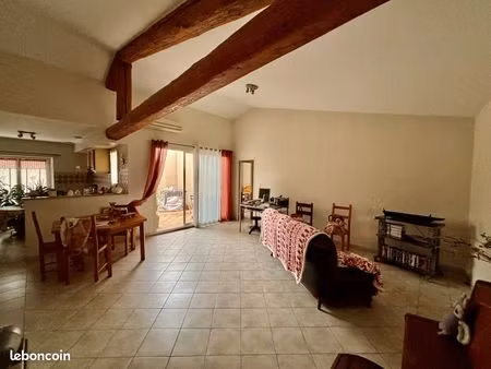 maison de village aureille