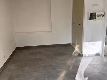 studio d’environ 30m2 entièrement rénové plus jardinet privatif