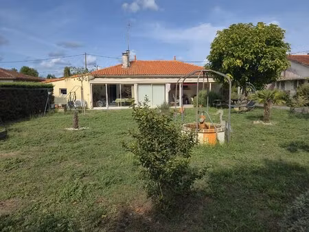 maison dans le centre d'etauliers