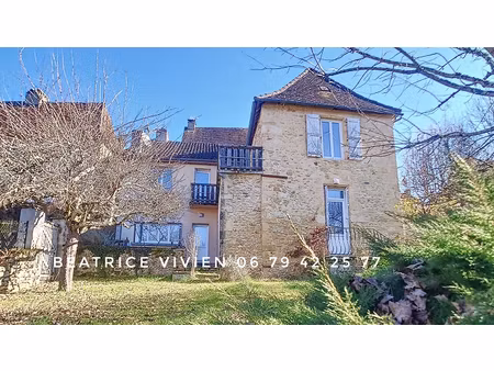plazac: maison 5 pièces  162 m2. 2-3 chambres .un studio t2 indépendant. garage. terrain:4