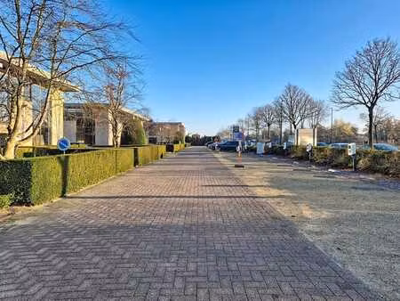 bureau (149 m²) sur la kortrijksesteenweg à sint-martens-lat
