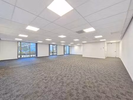 bureau (149 m²) sur la kortrijksesteenweg à sint-martens-lat