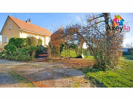 maison avec 3 chambres  piscine et terrain.