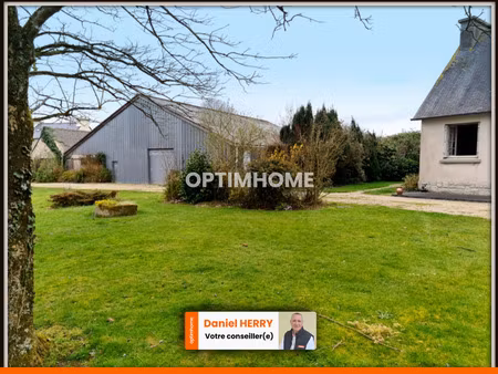 maison de plain-pied avec garage et hangar