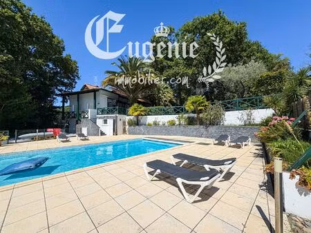 belle contemporaine de 220m² sur 2175m² de terrain avec piscine cuisine d'été +double...