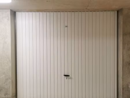 garage fermé en sous sol sécurisé - proche bus pour genève
