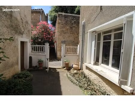 maison de village de charme avec cour  dépendance avec terrasse dans un village  tous comm