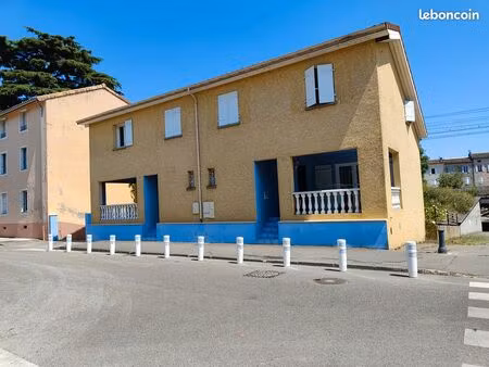 deux maisons jumelees construites en 2000 . .