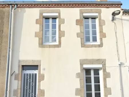 maison de bourg 1 ch bureau cour