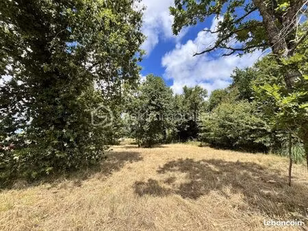 terrain 1 022 m² talais