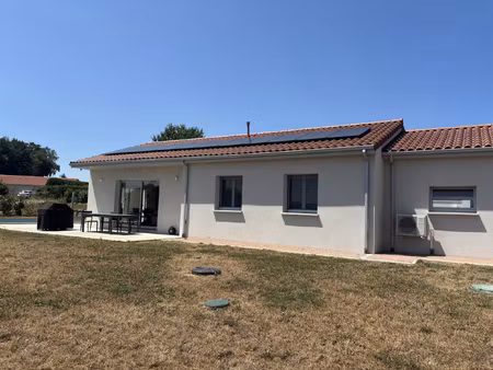 maison 4 pièces avec piscine et panneau solaire roannes sain