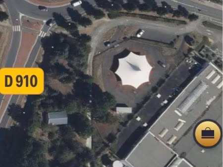 terrain constructible en zone urbanisée à destination d'activités commerciales