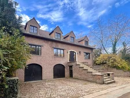 villa de caractère aux volumes impressionnants