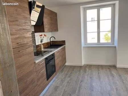 appartement 2 chambres   cuisine ouverte  rdc surélevé terrasse et cours  2 parking  sans 