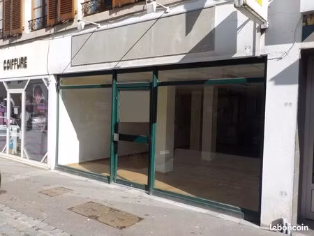 remiremont : beau local avec vitrines