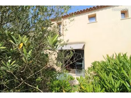 villa avec terrasse dans un villae tous commerces proche de narbonne