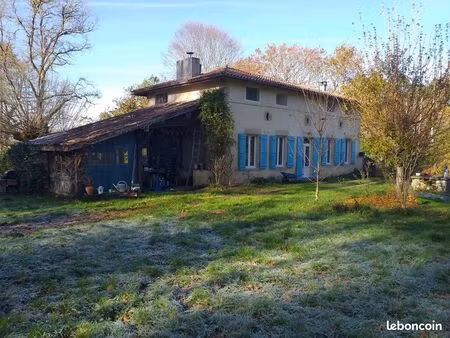 maison ancienne en pierre avec grand terrain