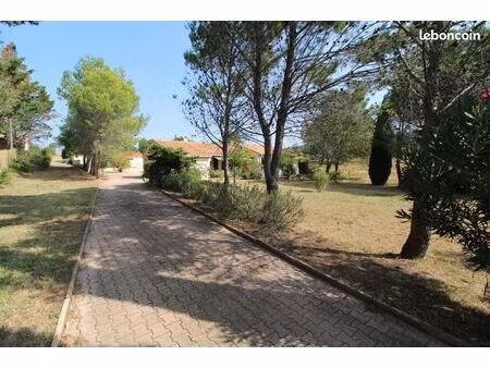 ensemble immobilier constitué de 2 villas séparées  d'un garage séparé  sur une parcelle d