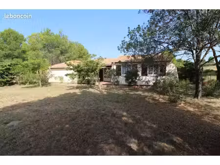 ensemble immobilier constitué de 2 villas séparées  d'un garage séparé  sur une parcelle d