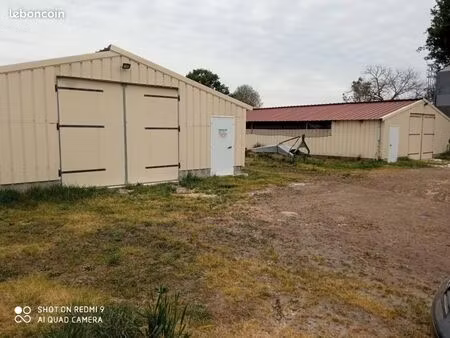 bâtiment+ terrain 45000m2