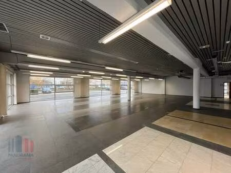 salle d'exposition de 1000 m² située à peine à 2 km de l'...