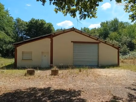 local d'activités avec bureau et sanitaires