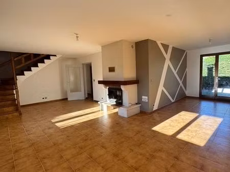 maison avec de beaux volumes  à fort potentiel