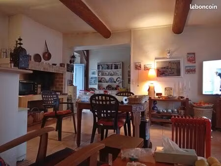 a vendre maison de village de 130 m2 sur 3 niveaux orientée est/ouest. avec une cour de 30