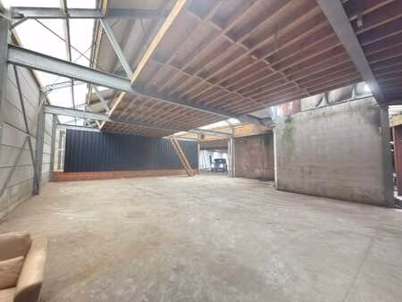 hangar/ espace de stockage