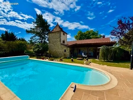 ravissante maison en pierres avec piscine  sur le chemin de compostelle  proche figeac (lo