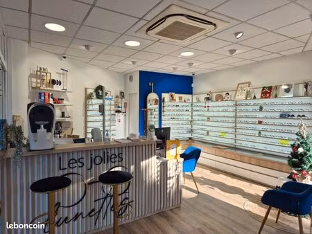 local commercial refait à neuf libre d'exploitation