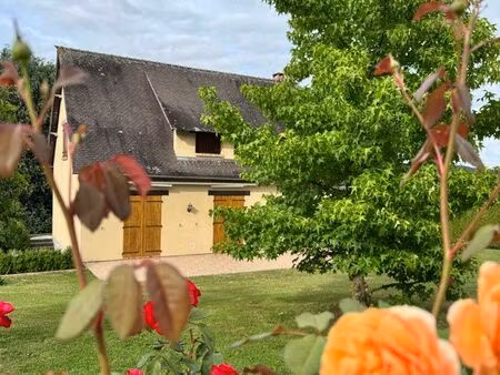 maison traditionnelle avec grand jardin