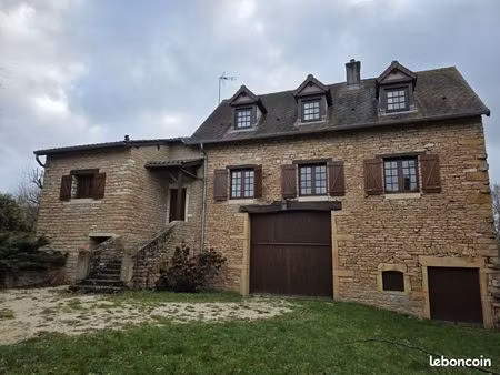 maison ancienne en pierre avec petit jardin