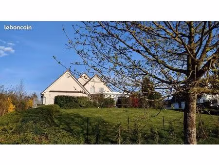 grande maison en bordure de forêt avec piscine intérieure