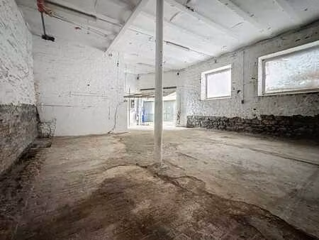 entrepôt avec atelier et parking extérieur à vendre !