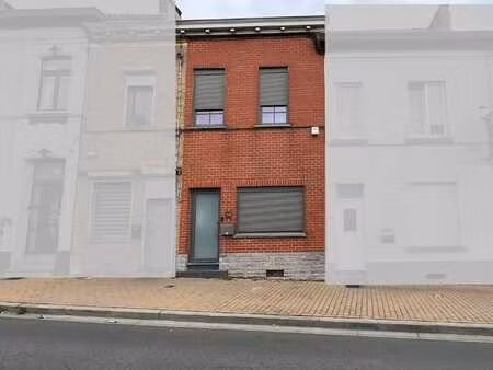 une jolie maison d’habitation avec jardin