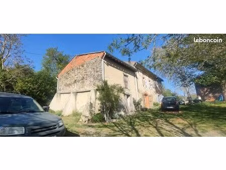 rare longère à fort potentiel sur 2 hectares de terrains avec 2 puits  située dans un envi