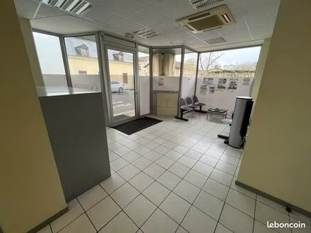 local / bureaux professionnels – 110 m² – centre bourg montfort-le-gesnois