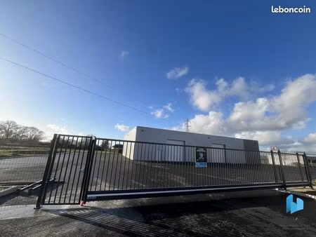 local 800 m² bérus