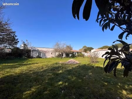 terrain 1 388 m² la flotte