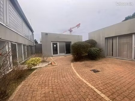 mérignac aéroport immeuble indépendant de 570 m2 nombreux parkings