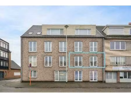 lichtrijk appartement met zicht op het groenplein