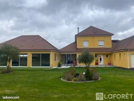 propriété 6 pièces 219 m²