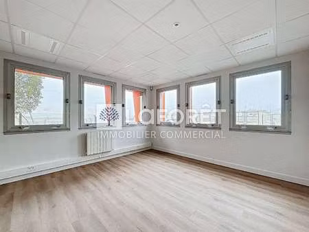 location bureaux et commerces à bressuire (79300) : à louer / 32m² bressuire