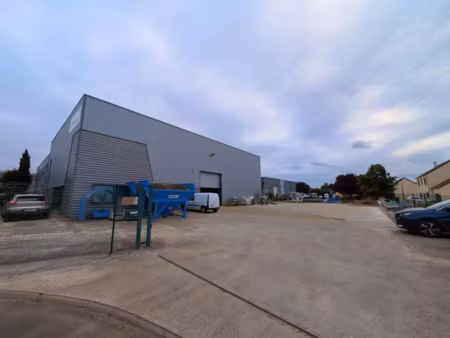 batiment independant avec cour de stockage