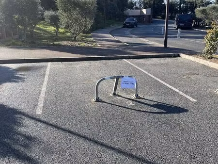 espace de parking / box sécurisé en plein cœur de fréjus à prix attractif ! parking sécuri