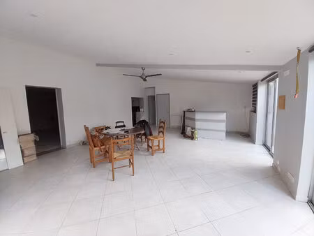 maison d habitation avec son hangar atelier.